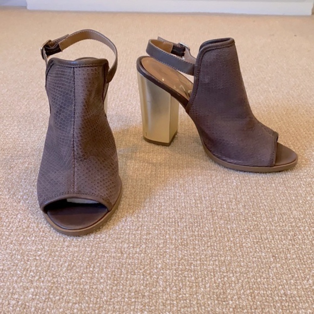 Kelsi Dagger Brown Suede with Gold Heels Sz 7-1/2